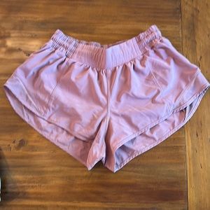 Lululemon Hotty Hot 2.5” Lined Low Rise Shorts Velvet Dust color